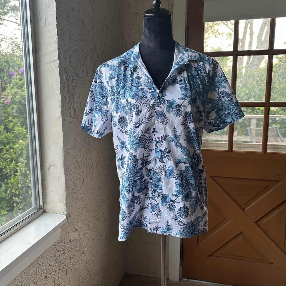 🦋 Guess Size M Men’s Floral Tropical Summer Blue Button Down Short Sleeve Shirt